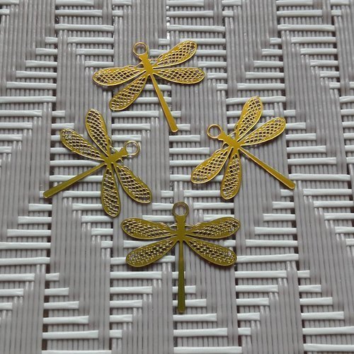 X 4 petites estampes libellules filigranées en métal vert olive et reflets ocre. 15mm x 14mm. 