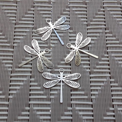 X 4 petites estampes libellules filigranées en métal argenté. 15mm x 14mm.