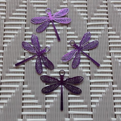 X 4 petites estampes libellules filigranées en métal violet. 15mm x 14mm. 