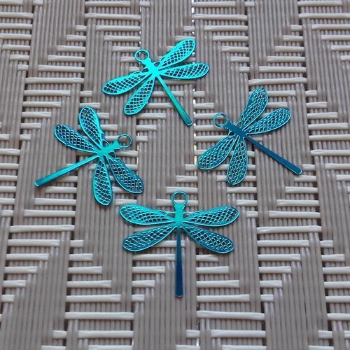 X 4 petites estampes libellules filigranées en métal bleu turquoise. 15mm x 14mm.