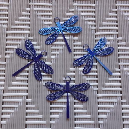 X 4 petites estampes libellules filigranées en métal bleu marine. 15mm x 14mm.