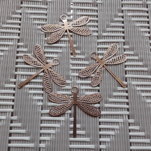 X 4 petites estampes libellules filigranées en métal beige. 15mm x 14mm.