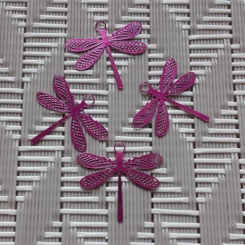 X 4 petites estampes libellules filigranées en métal rose. 15mm x 14mm. 