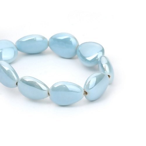 1 perle goutte en céramique 17mm x 13mm bleu clair, pastel. reflets irisés, nacrés.