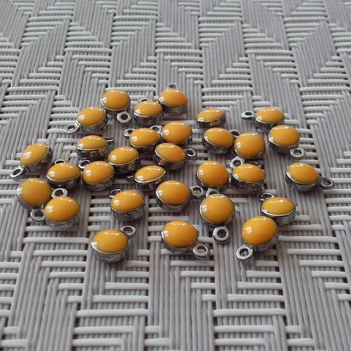 10 mini breloques rondes en acier inoxydable et émail jaune safran. 4,5mm de diamètre.