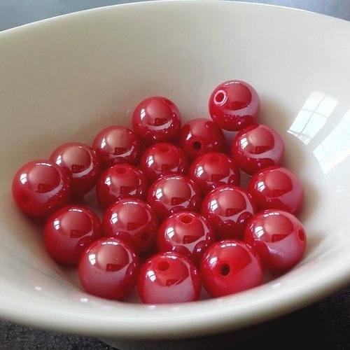 X10 perles 10mm rondes brillantes en acrylique rouge.