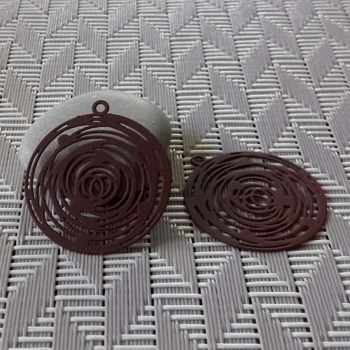 X2 breloques estampes filigranées rondes marron chocolat. 26mm de diamètre. nouveauté d'automne : )