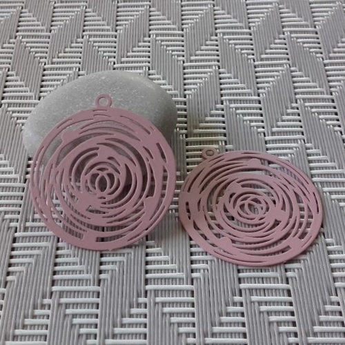 X2 breloques estampes filigranées rondes vieux rose. 26mm de diamètre. nouveauté d'automne : )