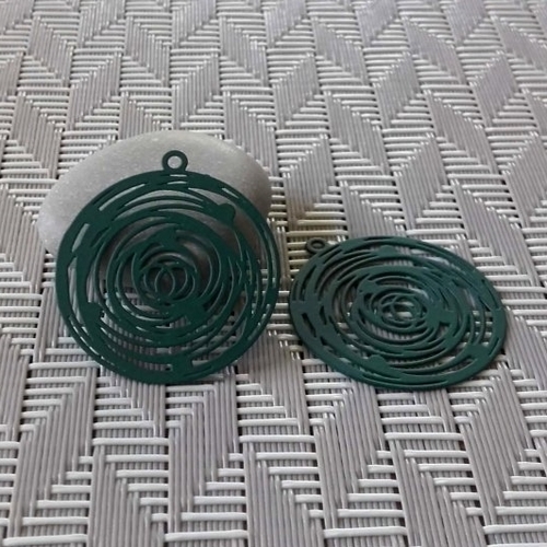 X2 breloques estampes filigranées rondes vert foncé. 26mm de diamètre. nouveauté d'automne : )