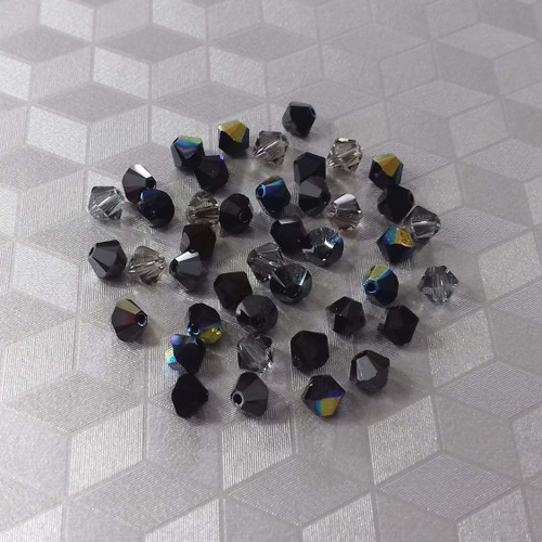 X 40 perles toupies 4mm en cristal de swarovski. mix noir et gris. toupies bicones.