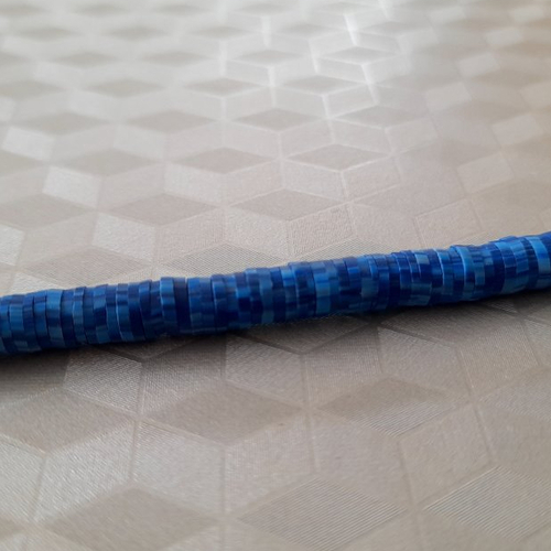 Perles heishi 5mm katsuki en pâte polymère. bleu marine tacheté, moucheté, marbré, à pois.1 brin de 40cm.