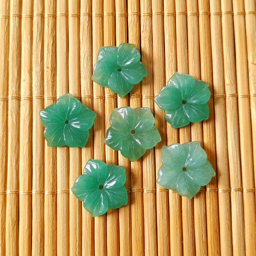 Fleur en aventurine sculptée. perle en pierre naturelle. 15mm x 4mm.