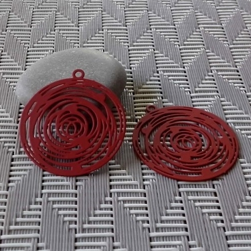 X2 breloques estampes filigranées rondes rouge brique. 26mm de diamètre. nouveauté d'automne : )