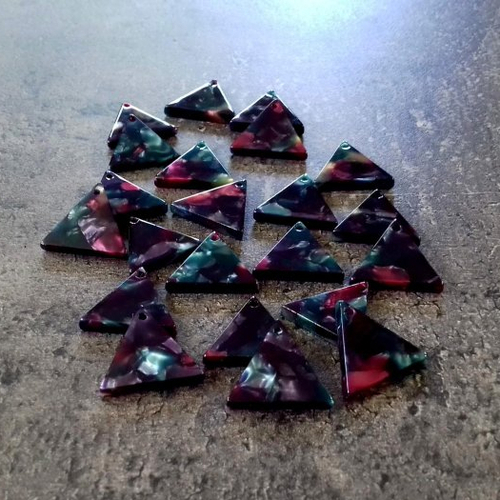 X5 pendentifs triangle en acétate brillants et nacrés. 17mm. géométrique.