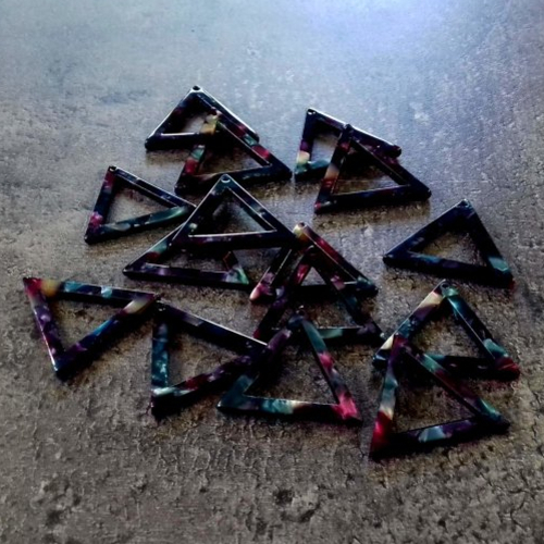 X5 pendentifs triangle en acétate brillants et nacrés. 25mm. géométrique.