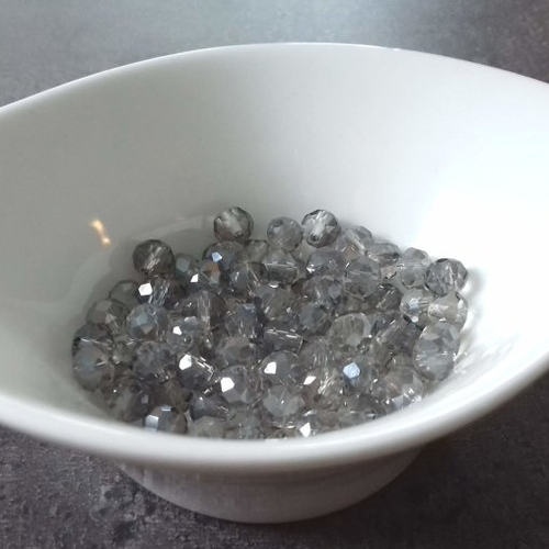 X20 perles en verre cristal à facettes, rondes légèrement aplaties. gris. 6mm x 5mm
