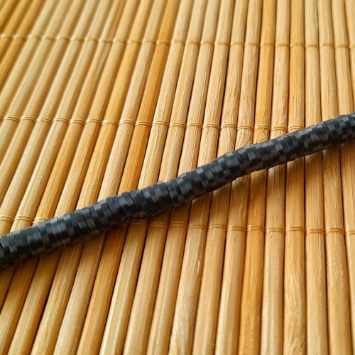 Perles heishi 5mm katsuki en pâte polymère. noir tacheté, moucheté, marbré, à pois gris.1 brin de 40cm.