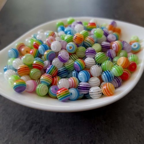 X50 perles rondes rayées en résine de 6mm. lot multicolore.