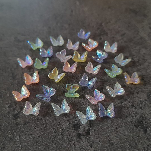 Lot de 28 mini papillons multicolores, très jolis reflets irisés. papillons miniatures en résine plaquée ab.