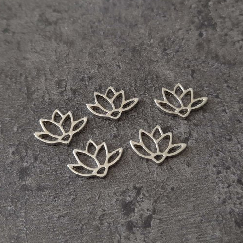 X5 breloques connecteurs fleur de lotus 14mm x 10mm en métal argenté brillant.