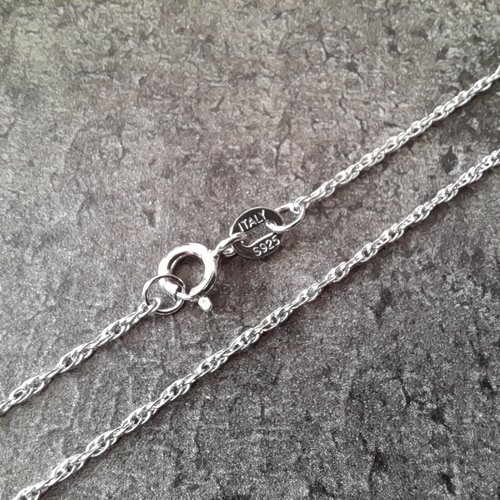 X1 collier chaine fine en argent rhodié 925. a porter seul ou à customiser. très belle qualité. 46cm