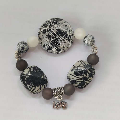 Bracelet perles couleur noire et blanche + breloques argentées/ mariage / fête / cadeau