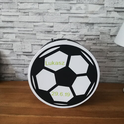 Urne thème football , blanc et noir pour baptême ou anniversaire