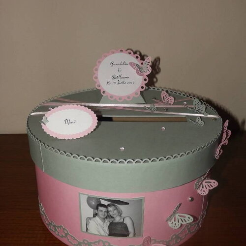 Urne ronde  pour mariage , baptême , anniversaire .thème papillon  , avec personnalisation
