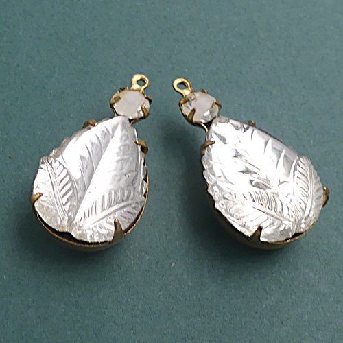 Lot de 2 pendentifs dorés avec cabochons en verre motif feuille