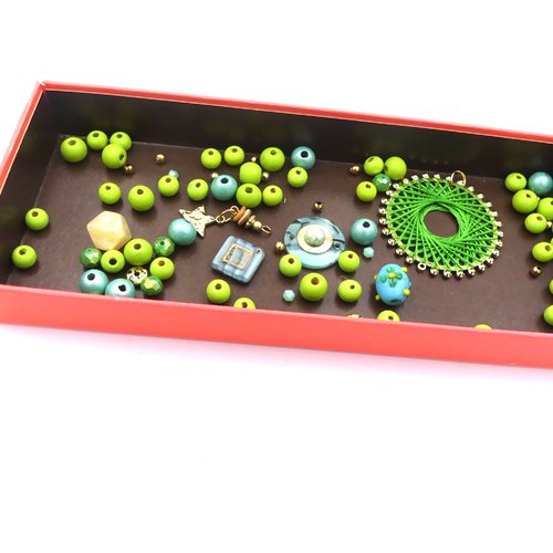 Mélange unique de perles et pendentifs, bleu, vert, doré, bois, verre, résine, métal doré