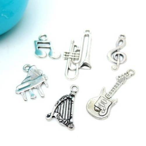6 breloques pendentifs instruments de musique  en métal argenté 