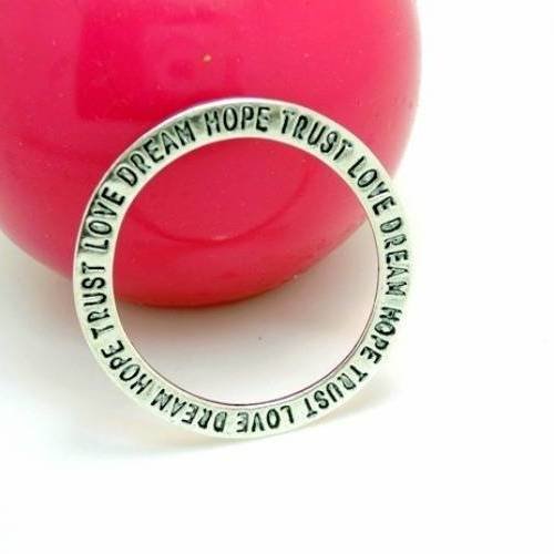 2 pendentifs  anneau 35mm message "love dream hope trust" métal argenté 
