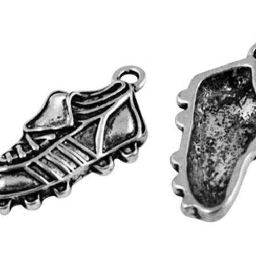 5 breloques pendentif   chaussure de foot  en métal argenté 