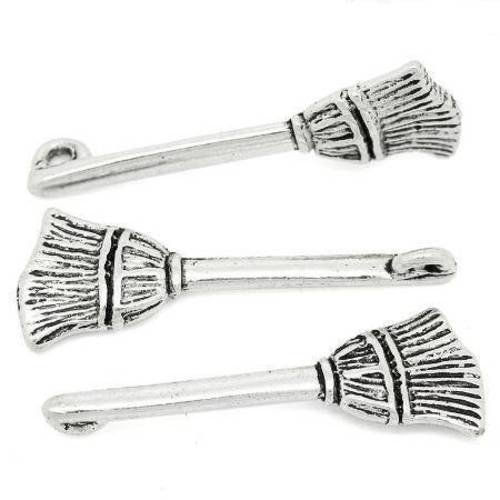 3 breloques pendentifs  balai  en métal argenté 