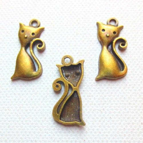 3 breloques pendentifs chat assis en métal col bronze 