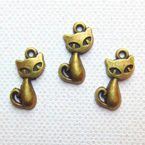 5 breloques pendentifs petit chat  en métal col bronze 