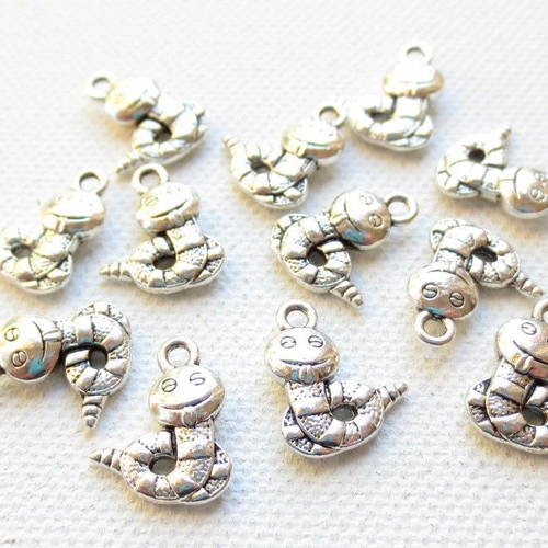 5 breloques pendentifs ver de terre  en métal argenté 