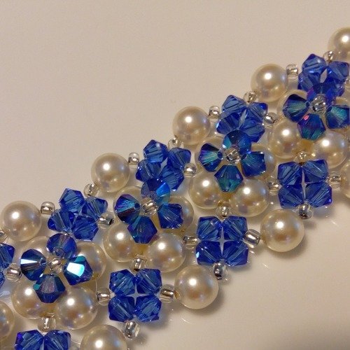 Bracelet manchette bleu et nacré en perles de cristal swarovski