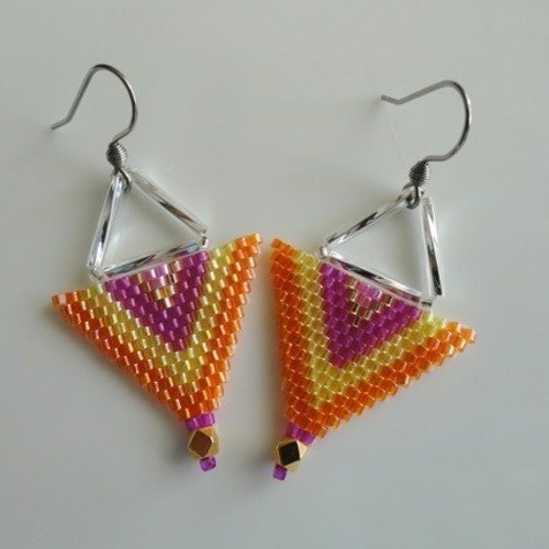 Boucles d'oreille triangle soleil d'eté rose et orange en tissage brick stitch en délicas miyuki