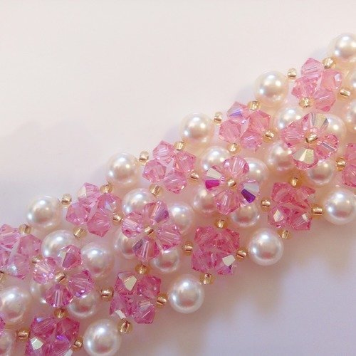 Bracelet manchette rose clair et blanc nacré en perles de cristal et perles de nacre swarovski
