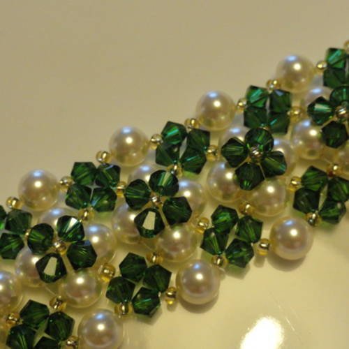 Bracelet manchette vert et blanc en perles nacrées et perles de cristal 