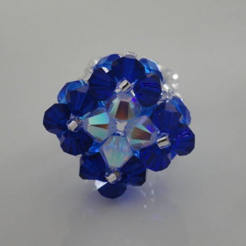 Bague losange bleu cobalt et blanc nacré en perles de cristal swarovski (petit modèle ) 