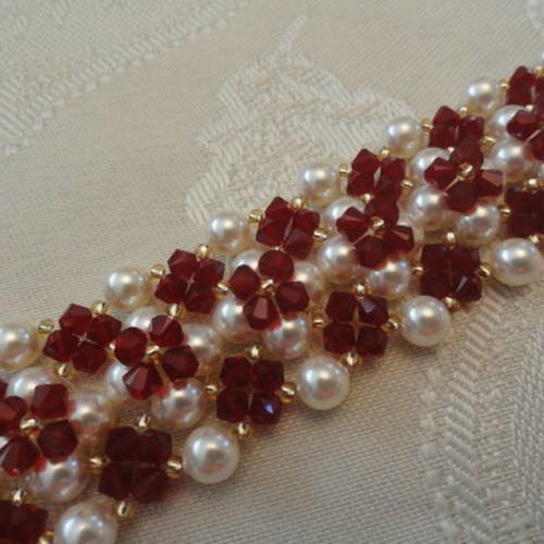 Bracelet manchette rouge bordeaux et blanc nacré en perles de cristal et perles de nacre swarovski