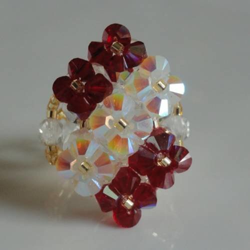 Bague losange 7 fleurs rouge bordeaux et blanche nacrée en perles de cristal swarovski 