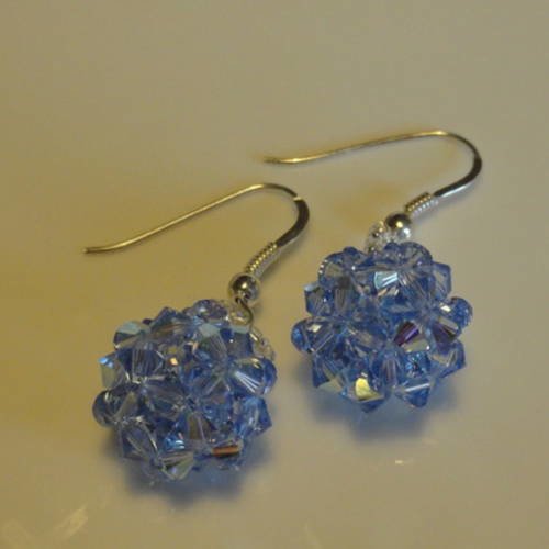 Boucles d'oreille boule bleu light saphir en perles de cristal swarovski 