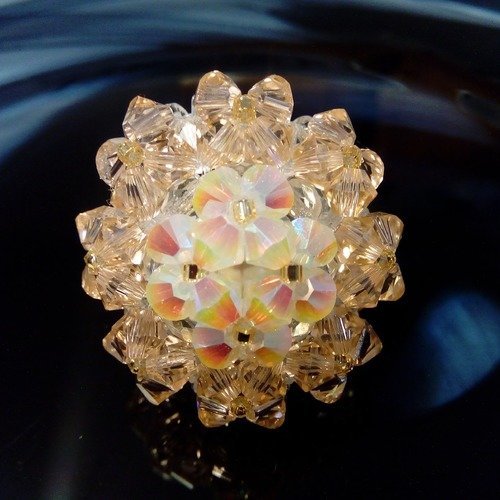 Bague copine pêche clair et blanche nacrée en perles de cristal swarovski