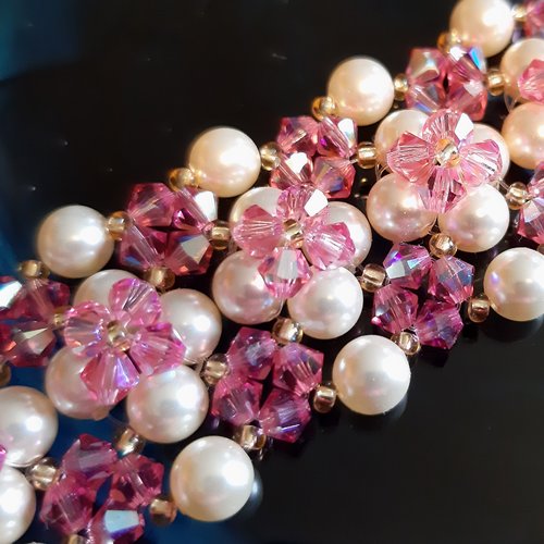 Bracelet manchette rose et blanc nacré en perles de cristal et perles de nacre swarovski