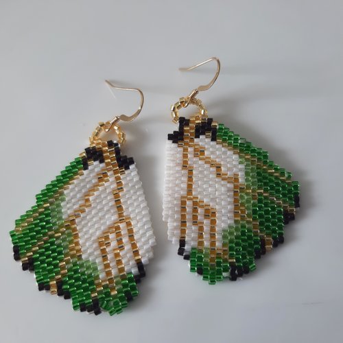 Boucles d'oreille ailes de papillon vert en tissage brick stitch
