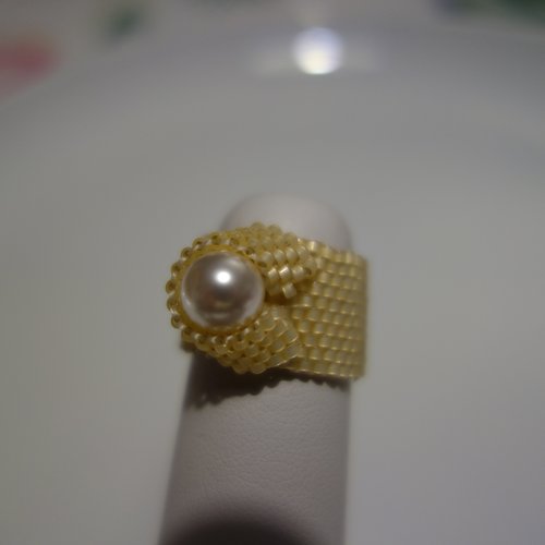 Bague beige nacrée en perles de verre miyuki et perle nacrée swarovski