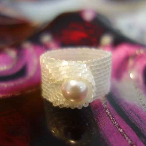 Bague blanche nacrée en perles de verre miyuki et perle nacrée swarovski